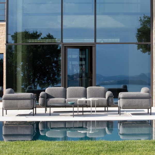 Wohnzimmer im freien mit sofa und 2 sesseln aus stoff made in italy - suki