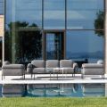 Wohnzimmer im Freien mit Sofa und 2 Sesseln aus Stoff Made in Italy - Suki