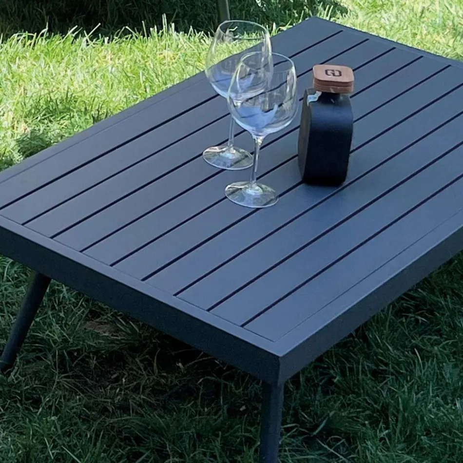 Wohnzimmer im Freien mit Sofa, Sessel und rechteckigem Couchtisch - Dandelium Viadurini