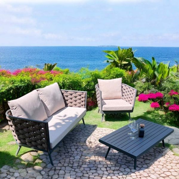 Wohnzimmer im freien mit sofa, sessel und rechteckigem couchtisch - dandelium