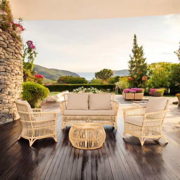 Wohnzimmer im freien aus natürlichem rattan mit kissen – bellaria