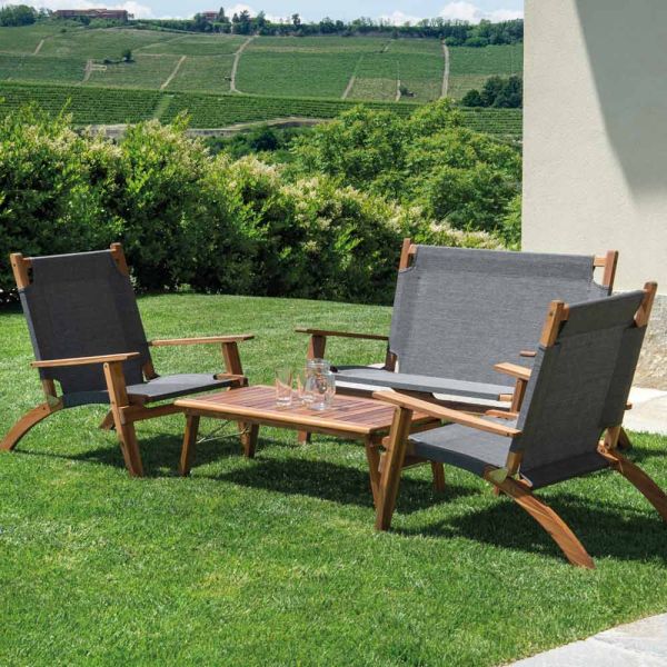 Wohnzimmer aus geöltem akazienholz in naturfarbe und stoff - bottega