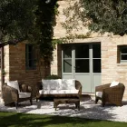 Polyrattan Wohnzimmer Marke REHAU in verschiedenen Ausführungen und weißen Kissen - Madness Viadurini