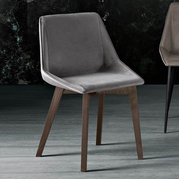Stuhl mit holzbeinen und monocoque-stoffsitz made in italy - hinata
