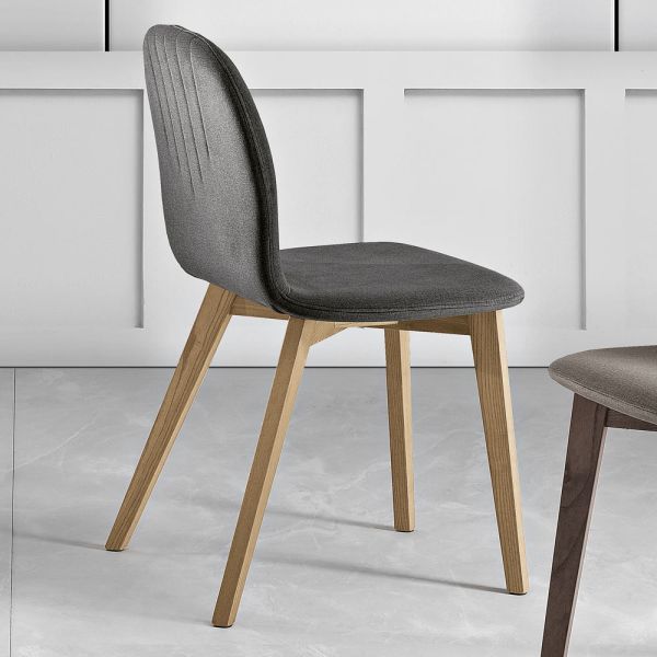 Stuhl mit monocoque-stoffsitz und holzbeinen made in italy - nezoku