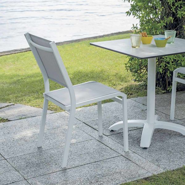 Stapelbarer gartenstuhl aus aluminium und textilene weiß oder grau - floraforma