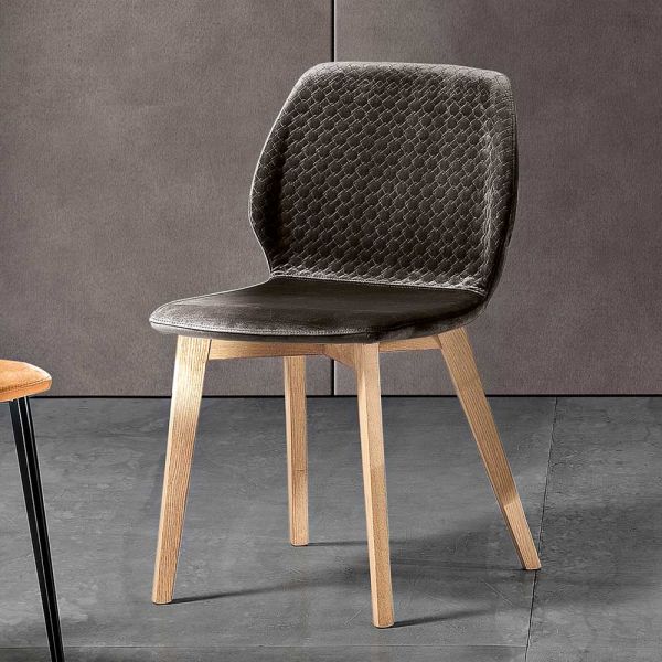 Moderner stuhl mit elegantem design aus gestepptem samt und holz – scarat