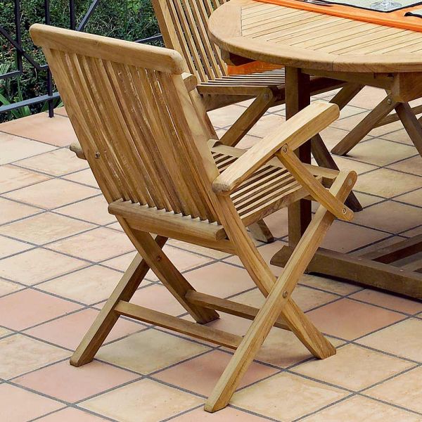 Outdoor-klappstuhl aus teakholz mit armlehnen – yggdrasil