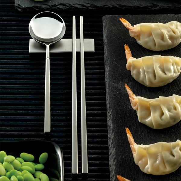 Set bestehend aus obstlöffel, essstäbchen und besteckablage - osaka