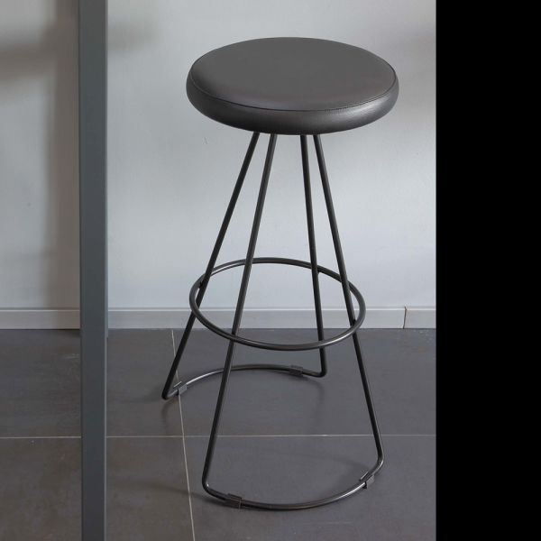 Hocker mit schwarzer metallstruktur und schwarzem kunstledersitz - miscia