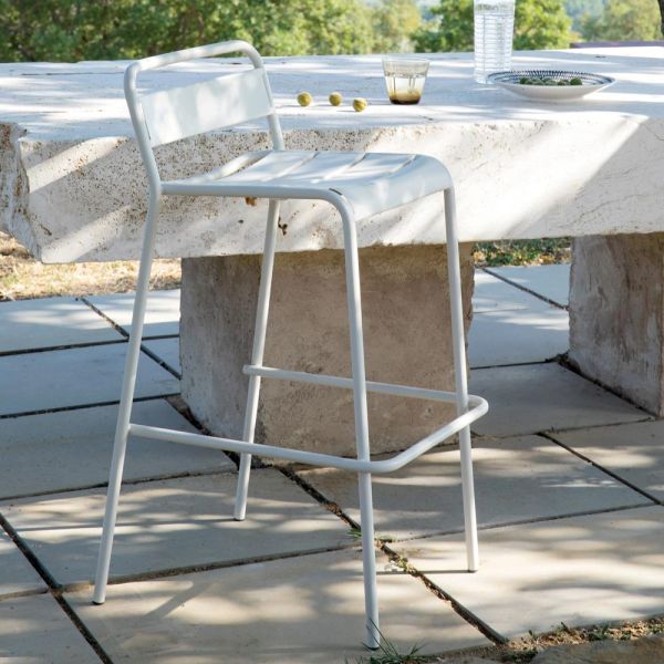 Stapelbarer outdoor-hocker aus verzinktem metall made in italy - amina