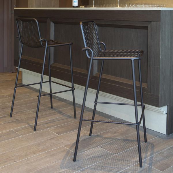 Stapelbarer outdoor-hocker aus metall made in italy 2 stück - vikas