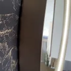 Runder Wandspiegel mit Metallrahmen in verschiedenen Farben und LED-Licht - Renga Viadurini