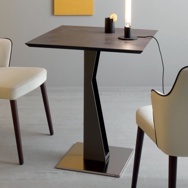 Hoher quadratischer couchtisch aus schrägem metall und matter keramikplatte - coriko