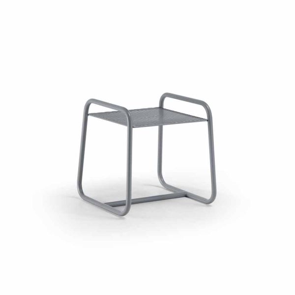 Hochwertiger couchtisch aus farbigem metall für den außenbereich made in italy - karol