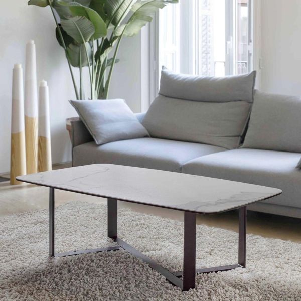 Couchtisch aus keramikglas mit sockel aus lackiertem metall - camilo