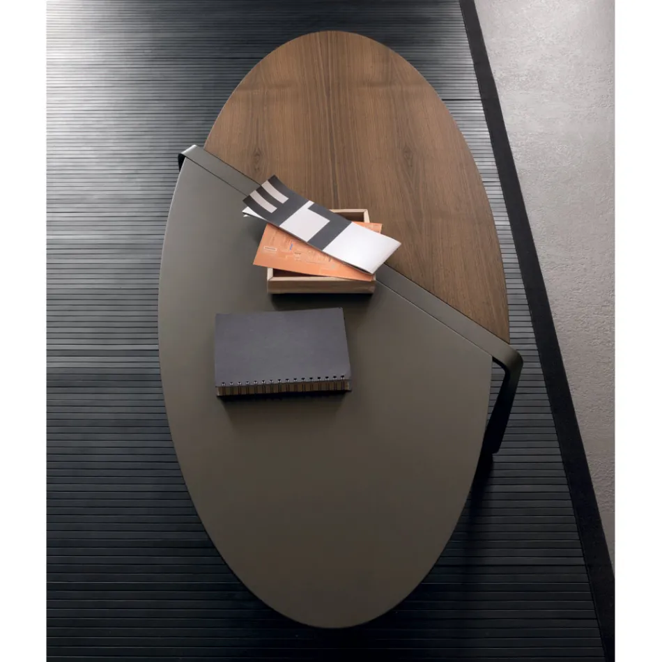 Ovaler Couchtisch aus Metall und zweifarbiger Holzplatte - Comacchio Viadurini