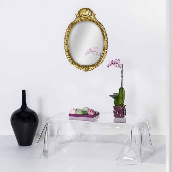 Moderner beistelltisch aus transparentem plexiglas drapiert asien