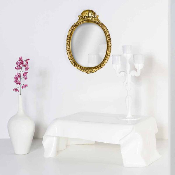 Moderner beistelltisch aus weißem plexiglas, drapiert, asien, made in italy