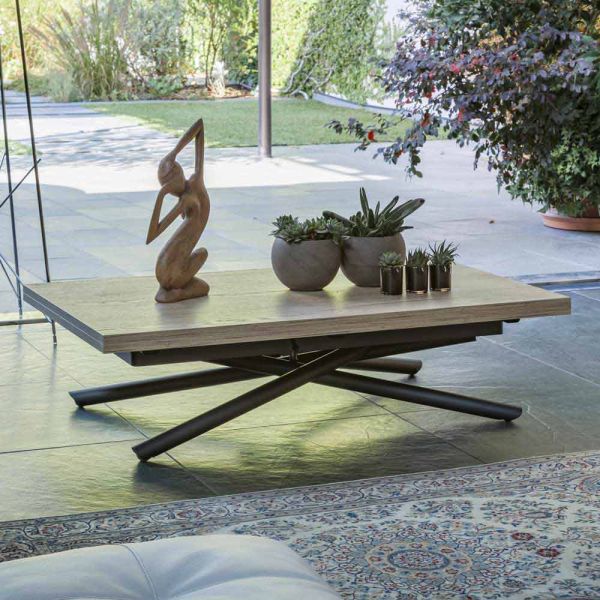 Verwandelbarer couchtisch mit holzplatte und metallgestell made in italy - peach