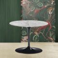 Tulip Saarinen H 41 Runder Couchtisch mit arabesker Marmorplatte, hergestellt in Italien – Scarlet