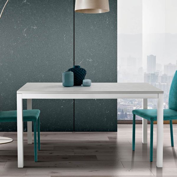 Ausziehbarer tisch mit weißen metallbeinen und melaminplatte - shaila