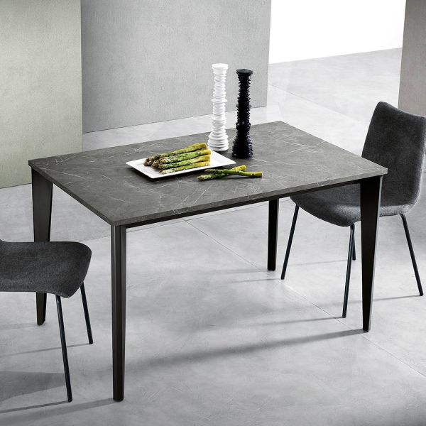 Ausziehbarer tisch mit marmor-melaminplatte und anthrazitfarbenen beinen - ariel