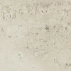 Tisch mit Holzsockel und heller Travertinkeramikplatte - Infinity Viadurini