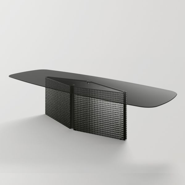 Tisch mit geformter glasplatte und untergestell aus geschmolzenem glas und metall - foglietto