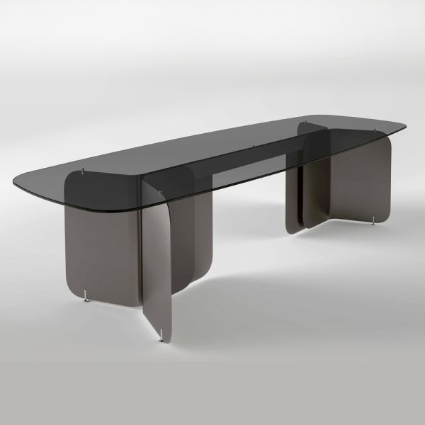 Tisch mit geformter glasplatte und gebogenem metallfuß - piacere