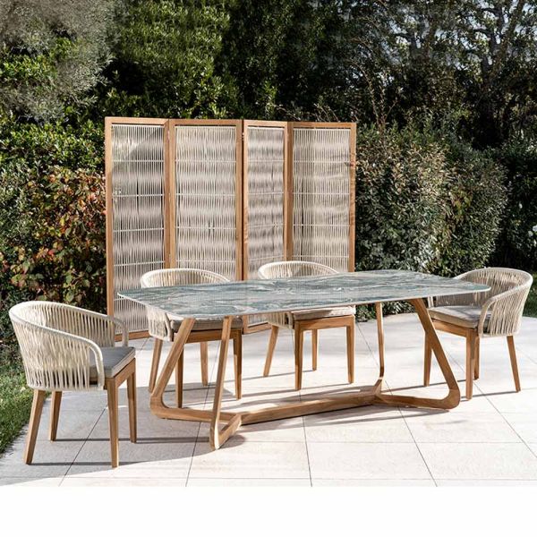 Gartentisch mit holzsockel und ikonischer cyprus-keramikplatte - infinity