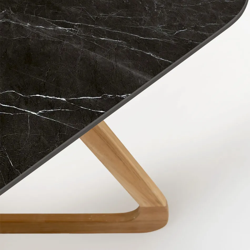 Gartentisch mit Holzsockel und schwarzer Marquinia-Keramikplatte - Infinity Viadurini