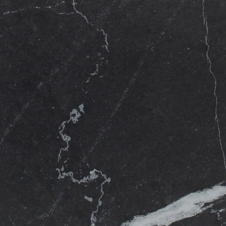 Gartentisch mit Holzsockel und schwarzer Marquinia-Keramikplatte - Infinity Viadurini