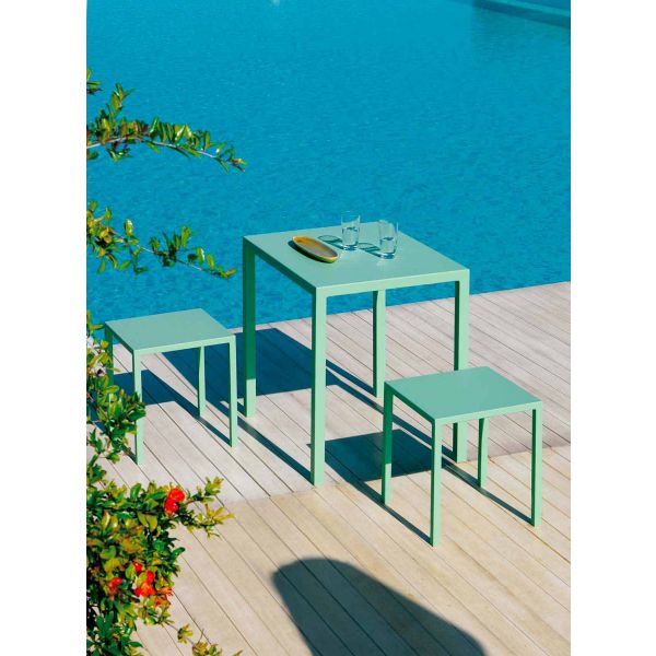 Moderner stapelbarer quadratischer metall-außentisch made in italy - aila