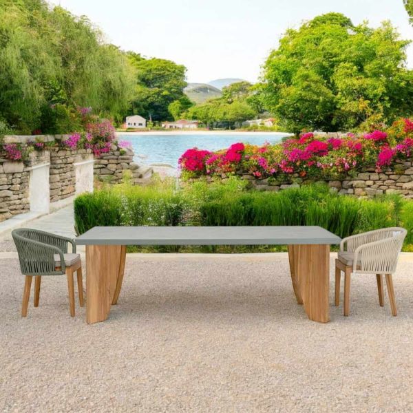 Outdoor-tisch aus okumè-mikrozement und teakholz-finish, hergestellt in italien – bleistift