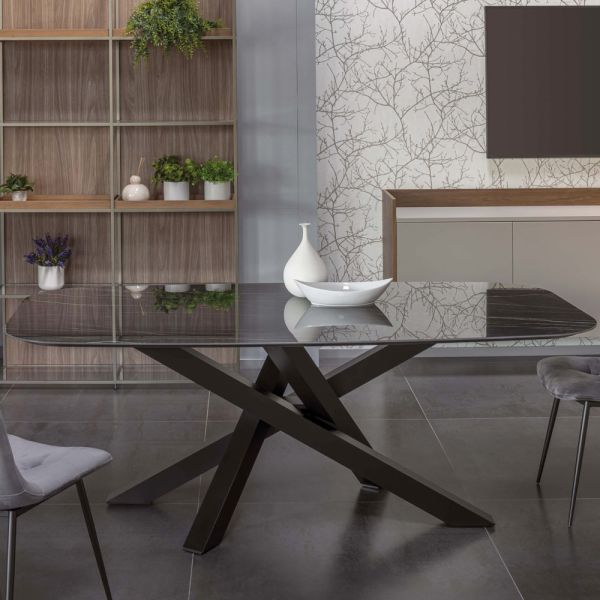 Elliptischer esstisch aus keramik und aluminium – yamir