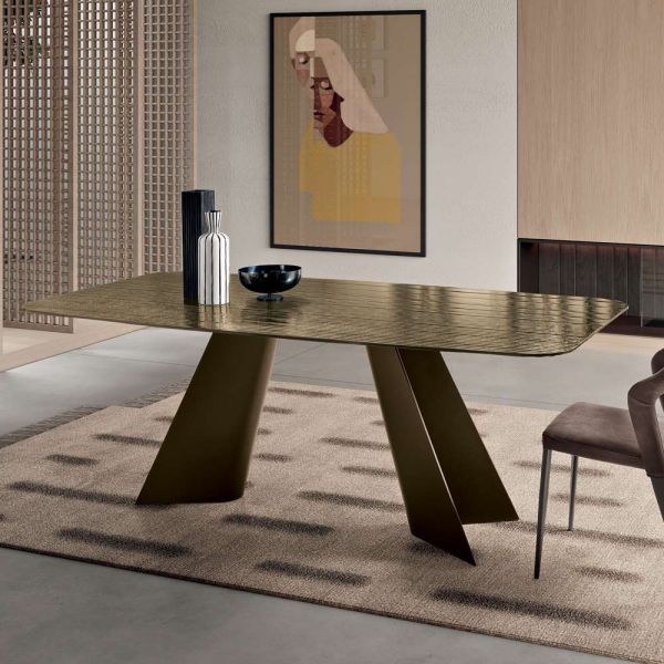 Fester tisch mit metallgestell und geriffelter glasplatte, hergestellt in italien - lumo