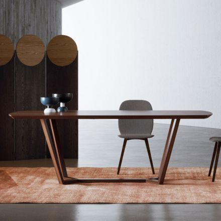 Fester Tisch mit geformter Platte und Holzsockel, hergestellt in Italien – Digory Viadurini