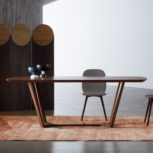 Fester tisch mit geformter platte und holzsockel, hergestellt in italien – digory