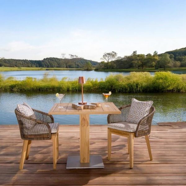 Quadratischer gartentisch aus teak und metall - marie