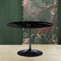 Tulip Eero Saarinen H 73 Tisch mit schwarzer Marquinia-Marmorplatte, hergestellt in Italien – Scarlet