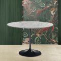 Tulpentisch Eero Saarinen H 74 Rund aus Carrara Marmor Statuarietto - Scarlet