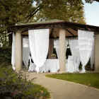 Retro-Vorhang aus hellem Leinen mit Organza und italienischer Luxusstickerei – Marinella Viadurini