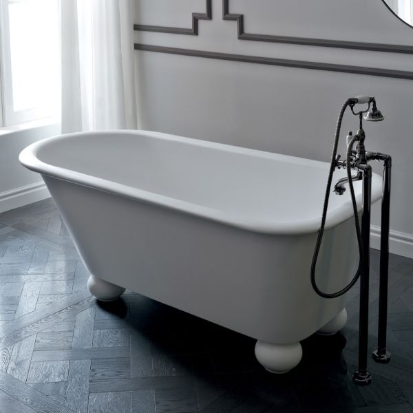 Mattweiße solid-surface-badewanne mit füßen – degrees