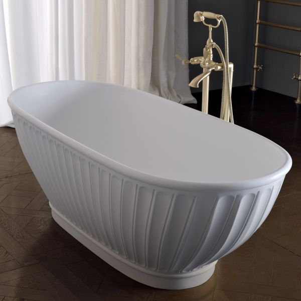 Badewanne mit fester oberfläche und mattweißer außenseite, hergestellt in italien – ross