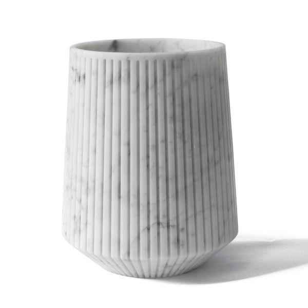Dekorative vase aus weißem carrara-marmor oder portoro-design mit streifen - kairo