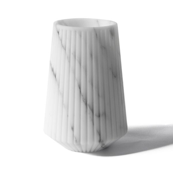 Vase aus weißem carrara-marmor oder schwarzem portoro-streifen-design - kairo