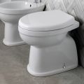 Stand-WC aus Keramik mit Polyestersitz und klassischem Design – Silica