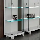Wandvitrine aus Glas und weißem Holz, Rädern und beleuchteten Regalen - Armilla Viadurini